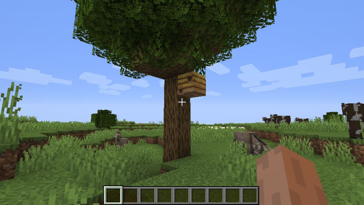 Honeybee nest on the tree in Minecraft