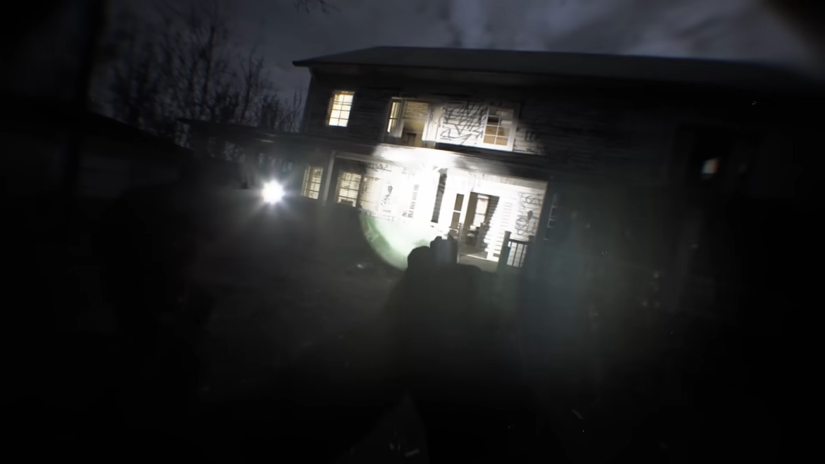 Players approaching a building at night in Bodycam